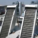 Mašina za dekontaminaciju sa rotacionom rešetkom